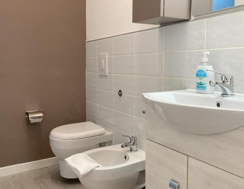 un bagno con un water bianco e un lavandino di Center Monflat a Trieste