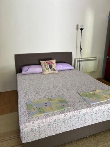 Кровать или кровати в номере Nina's house