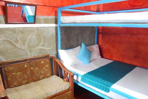 Kama o mga kama sa kuwarto sa Blue Bed Hostel