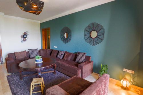 uma sala de estar com um sofá e uma mesa em Bloom - Marina Agadir - Piscine - 4 or 5 Px em Agadir