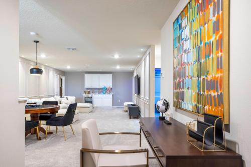 una sala de estar con una gran pintura en la pared en 2330 LC - Luxurious 8BR Townhome Getaway, en Davenport