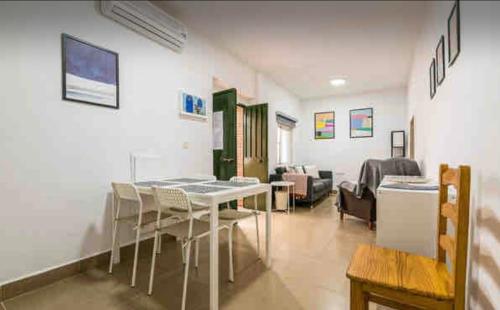 アルコス・デ・ラ・フロンテーラにあるCasa los Geraniosのテーブルと椅子、リビングルームが備わる客室です。