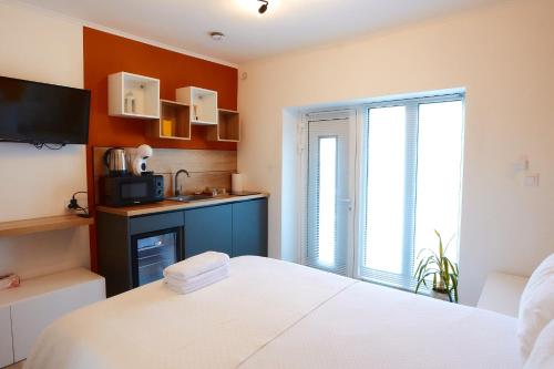 a bedroom with a white bed and a window at PRIMA APARTMENTS in Satu Mare