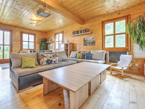 sala de estar con sofá y mesa en Detached wooden chalet in Liebenfels Carinthia near the Simonh he ski area, en Liebenfels