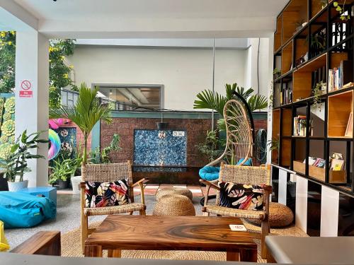 THE PLACE Hostel & Pool Bar في سيام ريب: غرفة معيشة مع كرسيين وطاولة