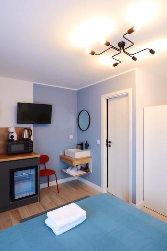 a room with a bed and a ceiling fan at PRIMA APARTMENTS in Satu Mare