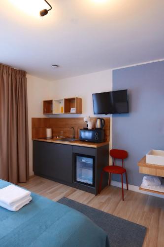 a room with a kitchen with a sink and a counter at PRIMA APARTMENTS in Satu Mare
