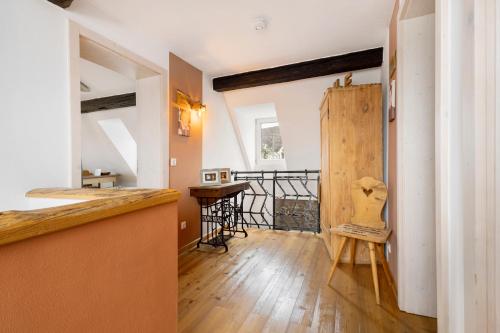 eine Küche mit einer Theke und einem Stuhl in einem Zimmer in der Unterkunft Ferienhaus Annodazumol in Waischenfeld
