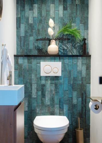 a bathroom with a toilet and a sink at Huisje Hartenlust in Bodegraven
