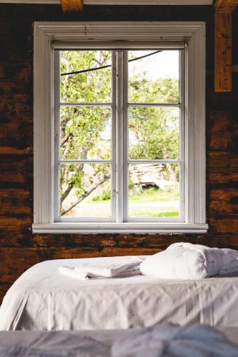 a bed in a room with a window at Ytterön skärgårdshotell in Torhamn