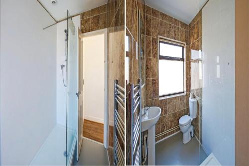 bagno con doccia, lavandino e servizi igienici di OYO Aparthotel Hathern a Hathern