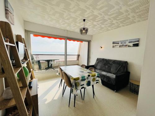 un salon avec une table et un canapé dans l'établissement Très bel appartement accès direct sur plage, vue sur mer - 2 pièces - 4 pers, à Saint-Jean-de-Monts