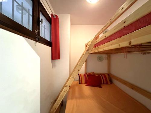 a bunk bed in a room with a ladder at LA BAIE Studio cabine climatisé, vue mer, pour 4 personnes avec piscine sur la presqu'île de Giens à Hyères in Hyères