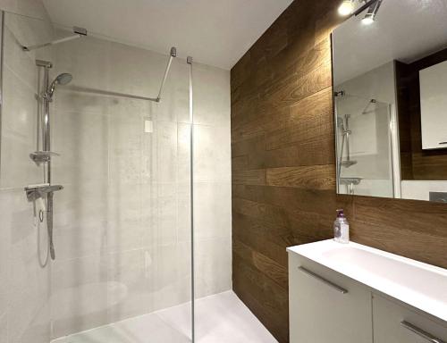 een badkamer met een glazen douche en een wastafel bij LA BAIE Studio cabine climatisé, vue mer, pour 4 personnes avec piscine sur la presqu'île de Giens à Hyères in Hyères