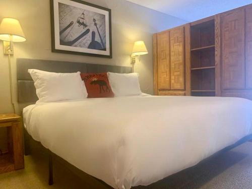 een groot wit bed in een hotelkamer bij Lift House Lodge, Pet Friendly Studio Condo in Vail