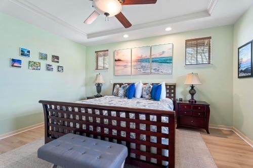 Fairways at Mauna Lani #1703 في Kawailiula: غرفة نوم بسرير ومروحة سقف