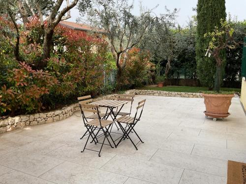 een tafel en stoelen op een patio bij MAISON VALPOLICELLA in Fumane