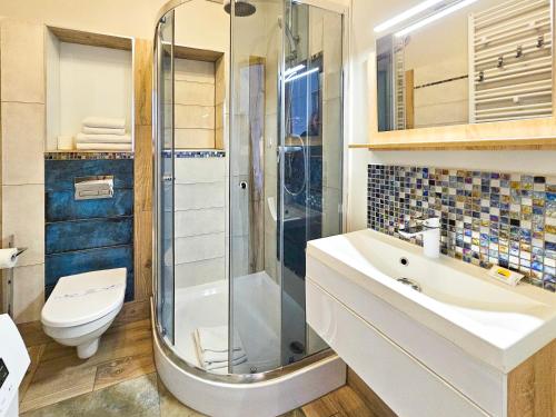 a bathroom with a shower and a toilet and a sink at visit baltic - Kwartał Róży Wiatrów apartament SK30 z parkingiem in Świnoujście