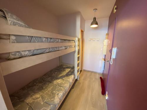 Cette chambre comprend 2 lits superposés et un couloir. dans l'établissement Studio face mer a la Chaume, à Les Sables-dʼOlonne