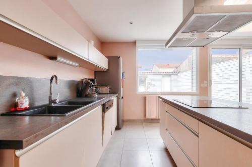 une cuisine avec un évier et un plan de travail dans l'établissement Maison 4 chambres aux Sables d'Olonne, à Les Sables-dʼOlonne