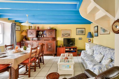 a living room with a table and a couch at Vacances en famille à Ile-Tudy in Île-Tudy