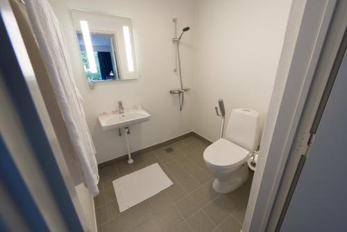 uma casa de banho com um WC e um lavatório em Hotel Juelsminde Strand em Juelsminde