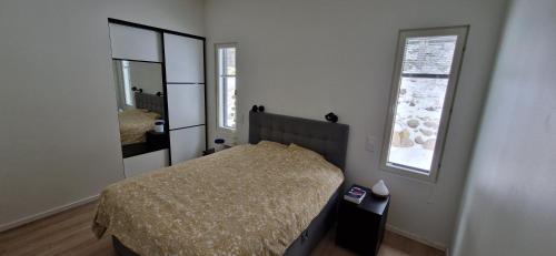 - une chambre avec un lit et un miroir dans l'établissement Uusi omakotitalo nyt saatavilla!, à Kerava