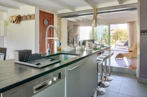 une cuisine avec un évier et un plan de travail dans l'établissement 850 m plage la 