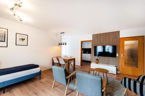 ein Wohnzimmer mit einem Bett und einem Tisch in der Unterkunft Juri/35 Schwenningen in Villingen-Schwenningen