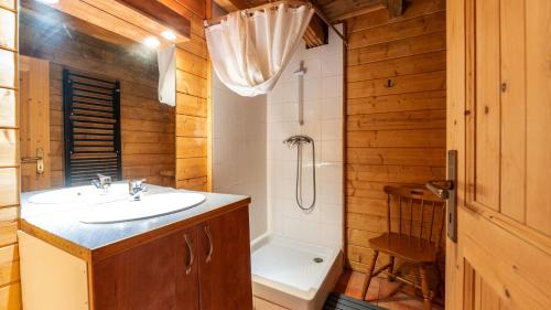 a bathroom with a sink and a shower and a toilet at Bois de Champelle -7- Magnifique chalet 8 pers in Morillon