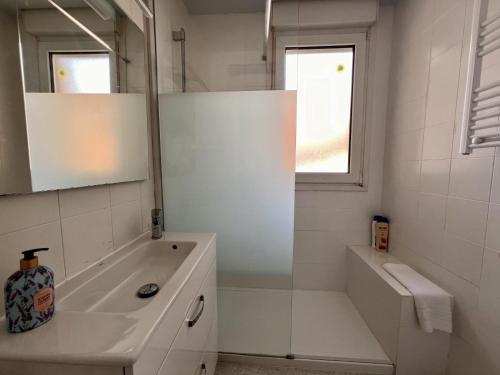 a bathroom with a tub and a sink and a shower at Apartamento La Caleta III - Monabri in Mogro