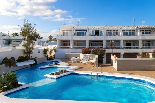 duży basen przed budynkiem w obiekcie PRB Aparment Puerto del Carmen w Puerto del Carmen