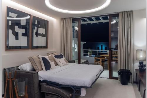 sypialnia z łóżkiem i jadalnią w obiekcie PRB Aparment Puerto del Carmen w Puerto del Carmen