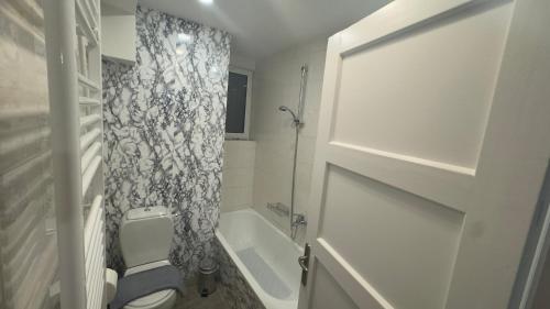 a small bathroom with a toilet and a shower at GUESTHOUSE ''ΧΡΥΣΑ'' in Dhimitsana