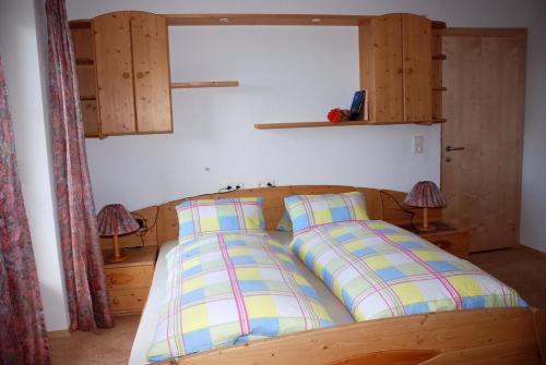 Tempat tidur dalam kamar di Blaserhof Hainzenberg
