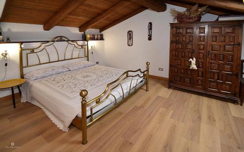 - une chambre avec un lit et du parquet dans l'établissement B&B LE MIMOSE, à Bricherasio