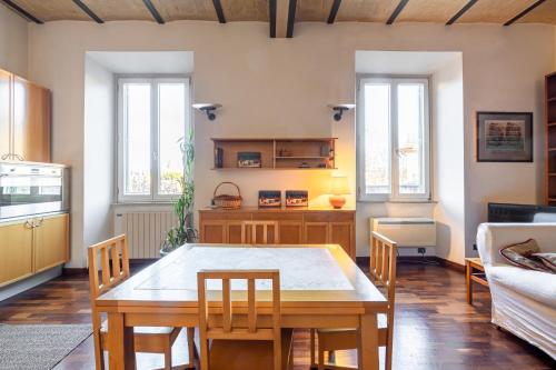 New Trastevere Home: big, elegant, comfy apartment