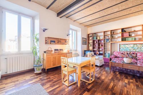 New Trastevere Home: big, elegant, comfy apartment