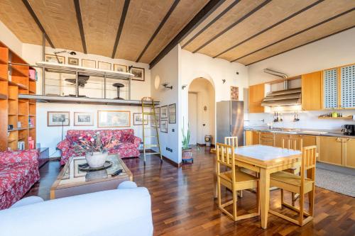 New Trastevere Home: big, elegant, comfy apartment