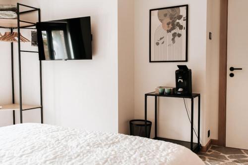 a bedroom with a bed and a television on the wall at Vakantiewoning Domein Hooverbosch in Zonnebeke