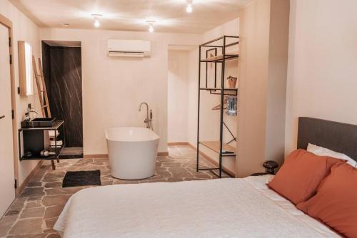 a bedroom with a bed and a bath tub at Vakantiewoning Domein Hooverbosch in Zonnebeke