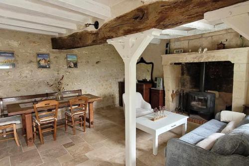 un salon avec un canapé et une table dans l'établissement Maison en lisière de forêt, à Panzoult