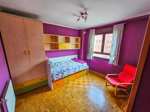 3 large room modern flat with private parking في أوفِييذو: غرفة نوم بجدران ارجوانية وسرير وكرسي