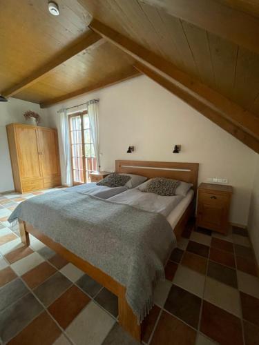 een slaapkamer met 2 bedden en een groot raam bij Wellness Penzion Gabreta in Borová Lada