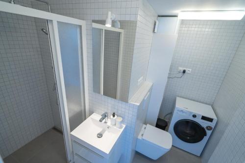 uma casa de banho com um lavatório e um WC em Old Town Apartment Black em Bratislava