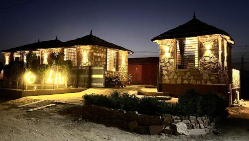 una casa con luces encendidas por la noche en The royal hut, en Ajmer