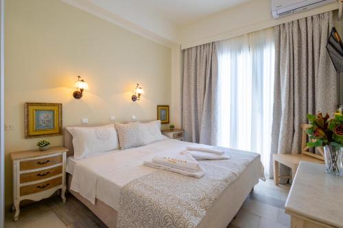 Kymata Hotel في ناكسوس تشورا: غرفة نوم عليها سرير وفوط