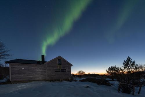 an image of a building with the aurora in the sky at Koselig bolig i Lofoten / Vesterålen in Strønstad