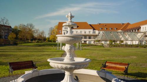 a large white fountain in the middle of a park at Parkresidenz Lychen, Ferienwohnung 4 in Lychen