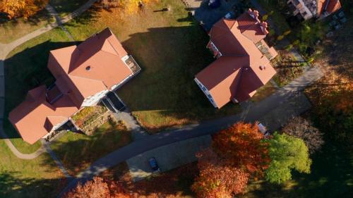an overhead view of a house with a yard at Parkresidenz Lychen, Ferienwohnung 4 in Lychen